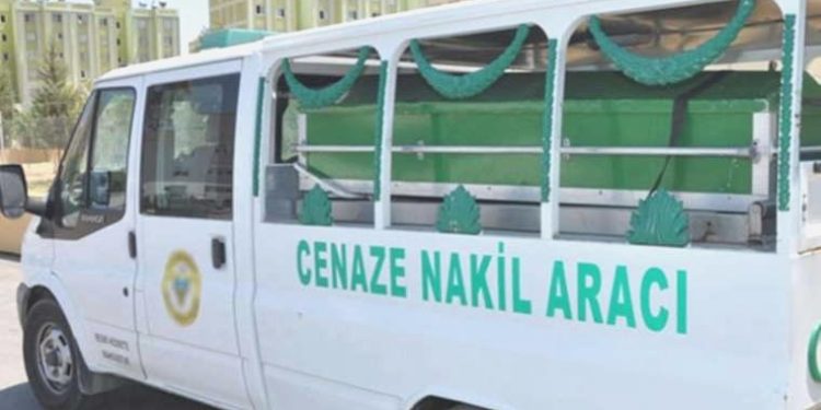 Cenaze aracı yayaya çarptı: 1 meyyit