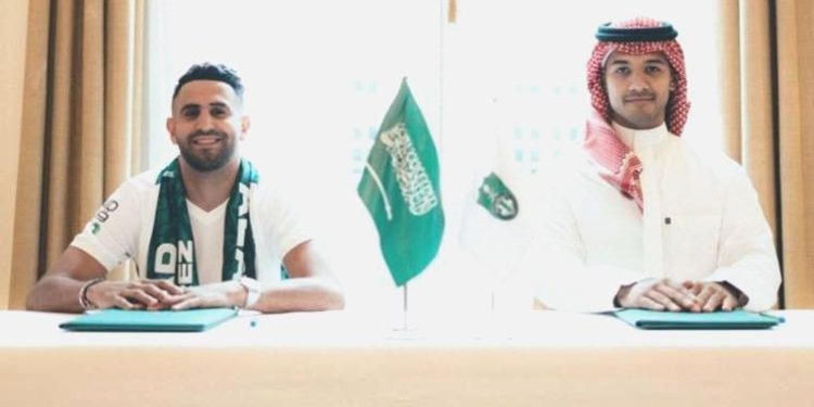 Cezayirli futbolcu Riyad Mahrez, Al-Ahli’ye imzayı attı