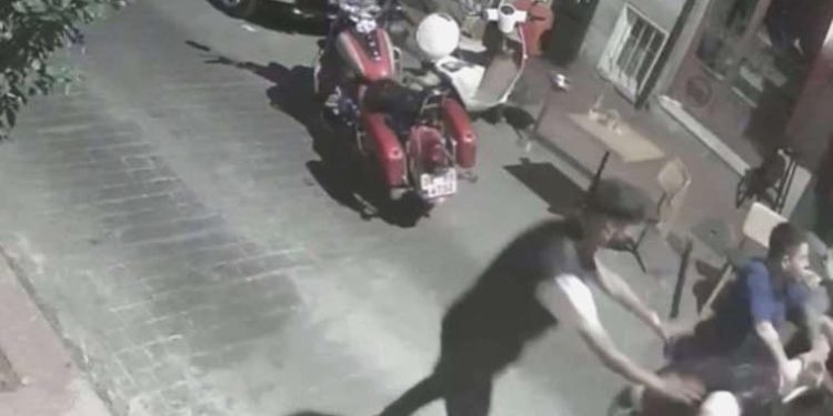 Cihangir’de sandalye ve küllüklü esnaf hengamesi: Ateş açılınca ortalık karıştı