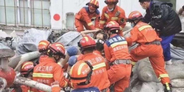 Çin’de okuldaki spor salonunun çatısı çöktü: 11 meyyit