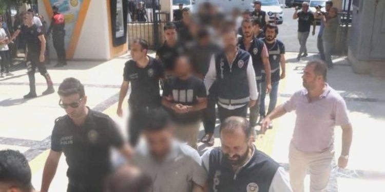 ‘Cinsel ilişki’ vaadiyle dolandıran şebekeye operasyon: 16 gözaltı