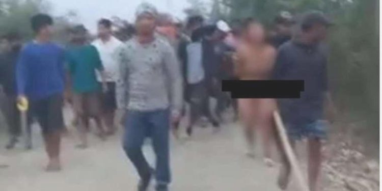 Cinsel istismarda bulundukları bayanları çıplak gezdirdiler