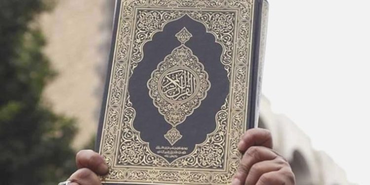 Danimarka’da Kuran yakılmasını engellemek isteyen bayana polis müsaade vermedi