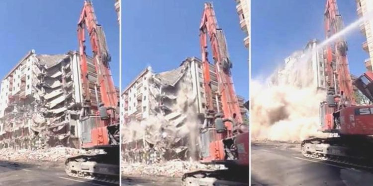 Diyarbakır’da ağır hasarlı 8 katlı bina yıkım sırasında çöktü