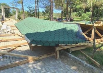 Dua okuyanların üzerine sundurma çöktü: 3 yaralı