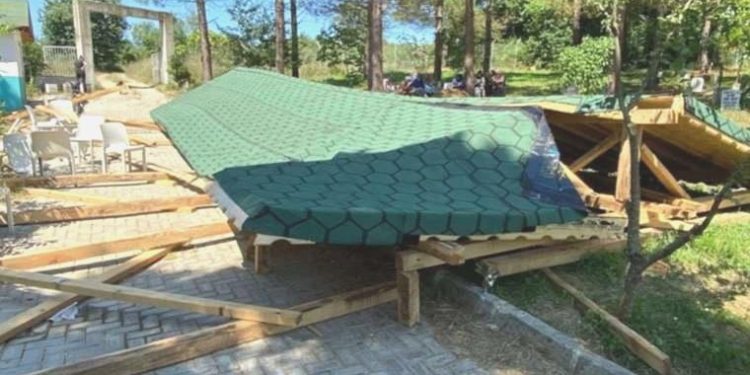 Dua okuyanların üzerine sundurma çöktü: 3 yaralı