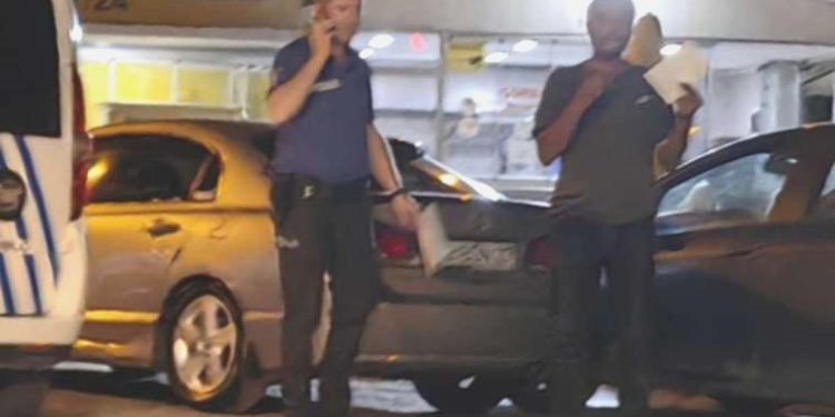 Düğünde evli olduğu bayanı bıçakladı!