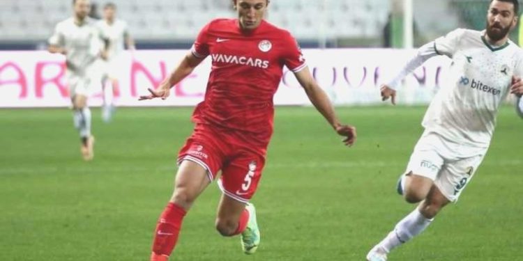 Emrecan Uzunhan kimdir, nereli, kaç yaşında? Emrecan Uzunhan hangi kadrolarda futbol oynadı?