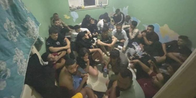 Eş vakitli operasyonda 53 kaçak göçmen yakalandı