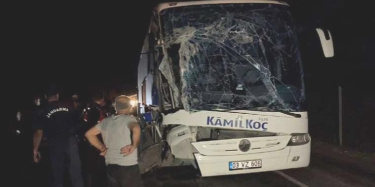 Eskişehir’de yolcu otobüsü, traktöre çarptı: 6 yaralı