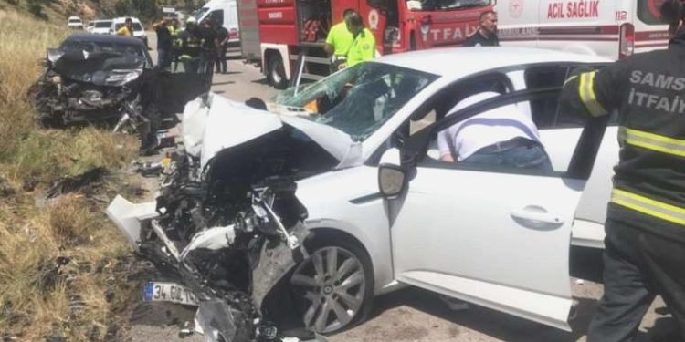 Feci kaza… Arabalar baş başa çarpıştı: 1 meyyit, 5 yaralı!