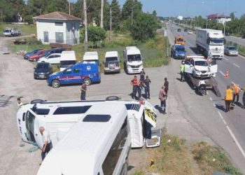 Feci kaza… Personel servisi ile araba çarpıştı: 19 yaralı!