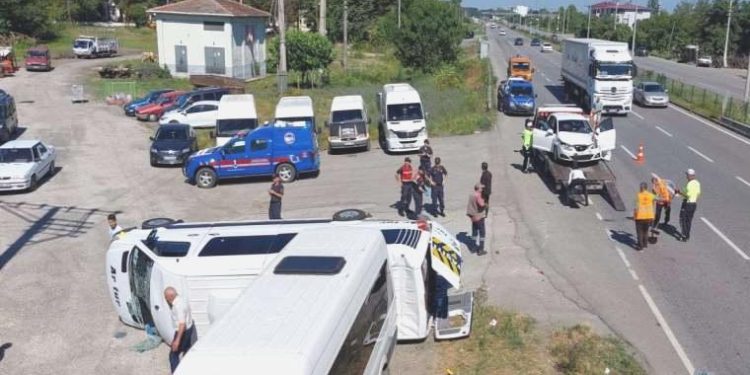 Feci kaza… Personel servisi ile araba çarpıştı: 19 yaralı!