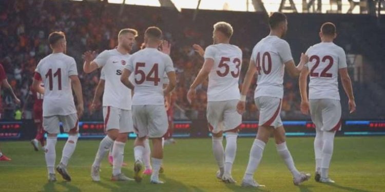 Galatasaray’da 20 futbolcunun lisansı çıkarıldı