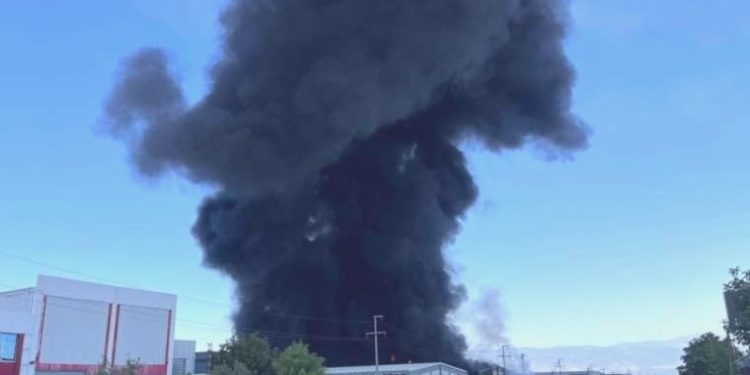 Geri dönüşüm depolama tesisinde korkutan yangın!