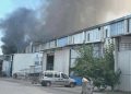 Geri dönüşüm tesisinde korkutan yangın: Siyah duman kenti kapladı