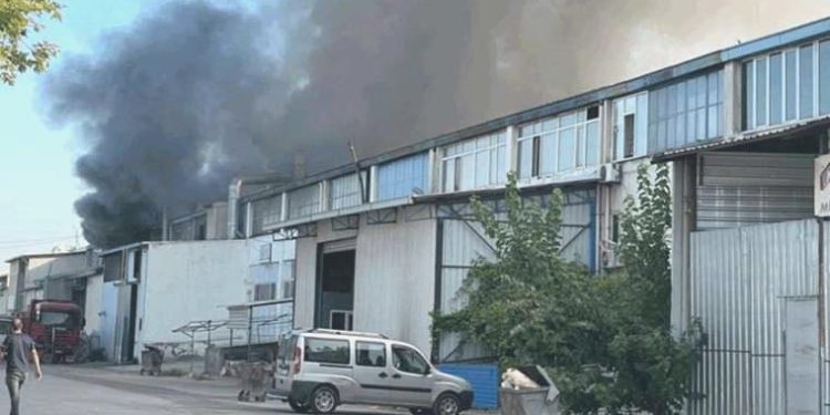 Geri dönüşüm tesisinde korkutan yangın: Siyah duman kenti kapladı