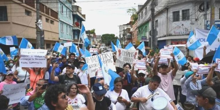 Guatemala’da halk, sokaklara döküldü