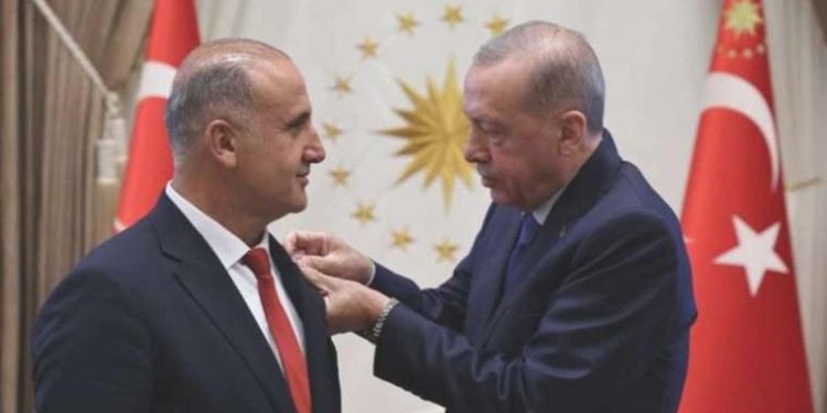 GÜZEL Parti’den istifa eden belediye lideri AKP’ye geçti: Rozetini Erdoğan taktı