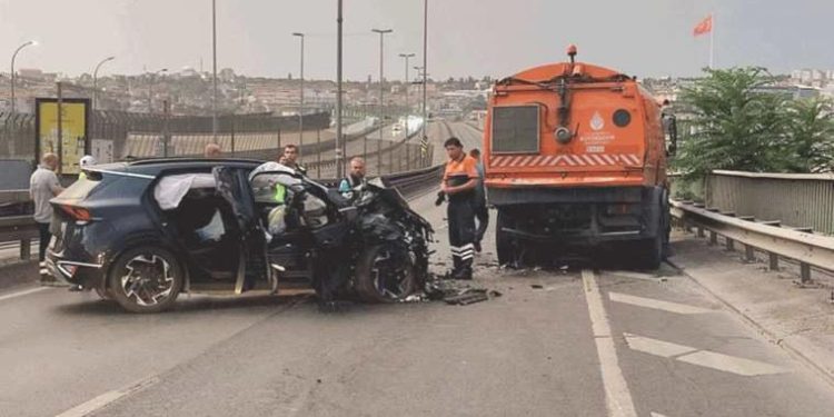 Haliç Köprüsü’nde araba yol temizleme aracına çarptı: 2 yaralı