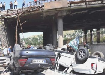 İki araba 10 metrelik köprüden düştü: 3 kişi yaralandı!