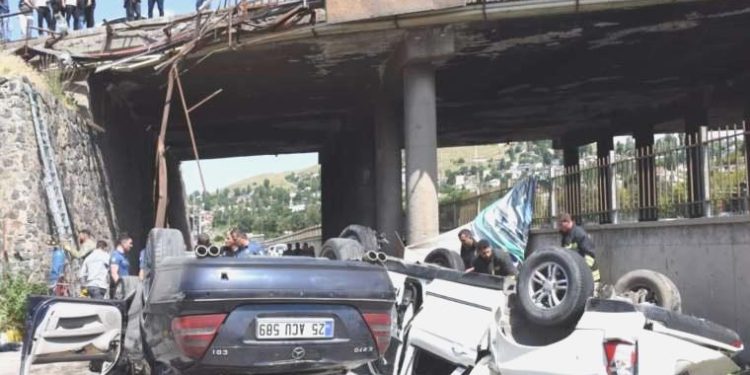 İki araba 10 metrelik köprüden düştü: 3 kişi yaralandı!