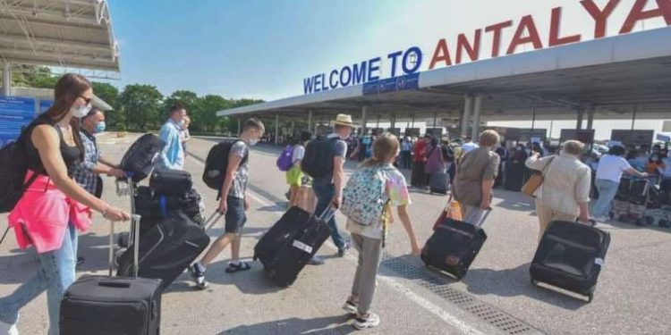 İngiltere, Türkiye’deki turistleri besin zehirlenmesi konusunda uyardı