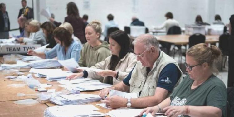 İngiltere’de orta seçimler: Muhafazakâr Parti, eski Başbakan Johnson’ın seçim bölgesinde az farkla tutundu