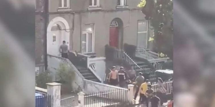 İrlanda’daki mülteciler, yurttaşların konutlarına saldırdı