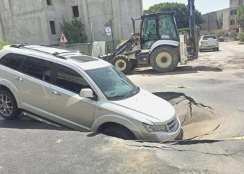 İsale sınırı patladı, içine araç düştü