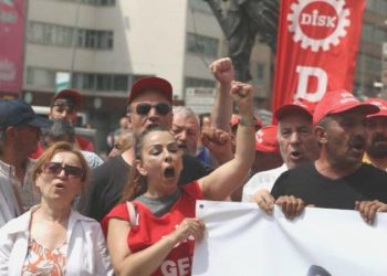 İşçi artırımlara karşı sokağa indi: Geçinemiyoruz