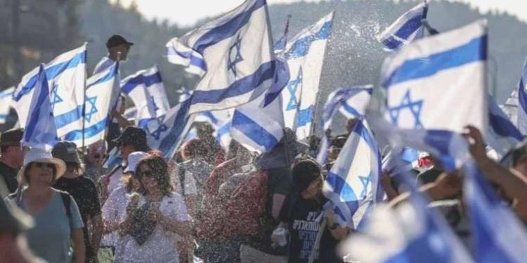 İsrail’de binlerce muhalif yargı düzenlemesine karşı yürüyor