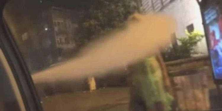 İstanbul’da akıl almaz olay kamerada: Bayanlara yangın tüpü sıkarak saldırdılar