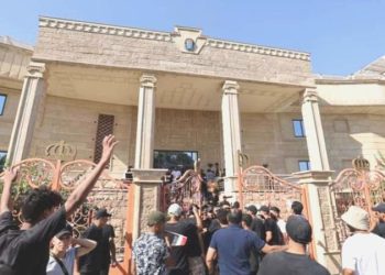 İsveç, ateşe verilen büyükelçilik binasını kapattı