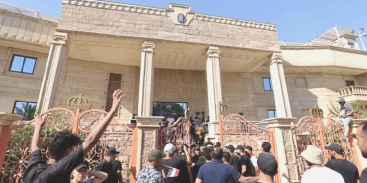 İsveç, ateşe verilen büyükelçilik binasını kapattı