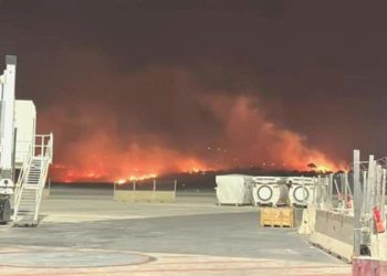 İtalya’daki orman yangınında alevler havalimanına yaklaştı