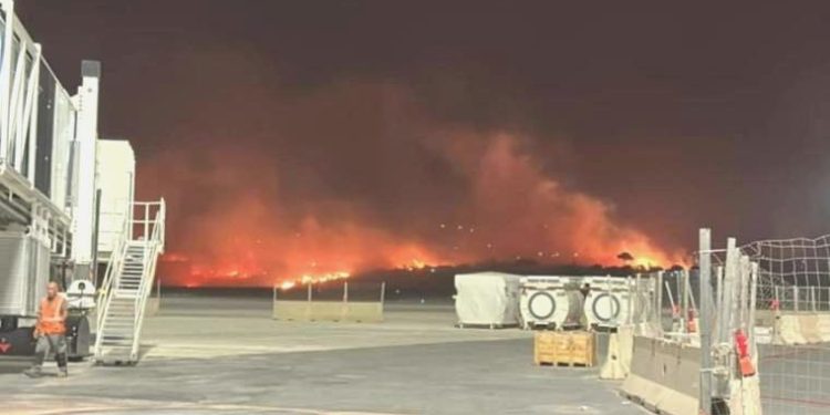 İtalya’daki orman yangınında alevler havalimanına yaklaştı