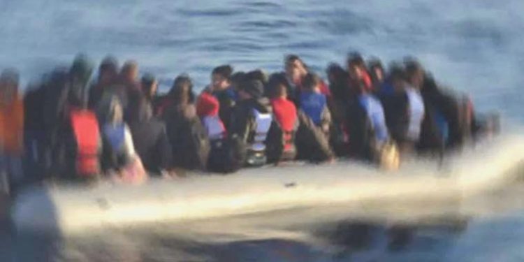 İzmir açıklarında 51 sistemsiz göçmen kurtarıldı