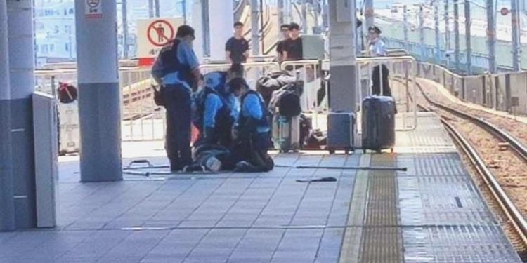 Japonya’da trende bıçaklı taarruz