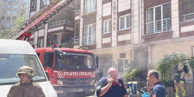 Kağıthane’de yangın: 5 kişi dumandan etkilendi