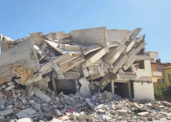 Kahramanmaraş’ta deprem! Ağır hasarlı bina yıkıldı