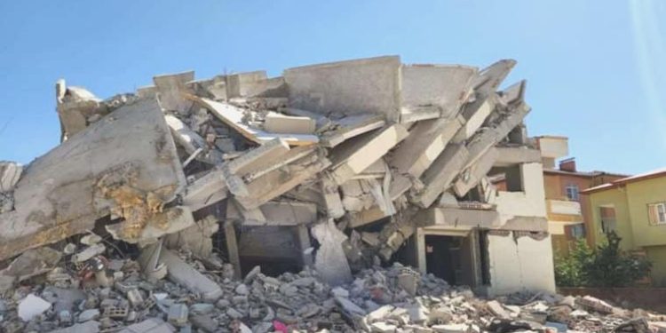 Kahramanmaraş’ta deprem! Ağır hasarlı bina yıkıldı