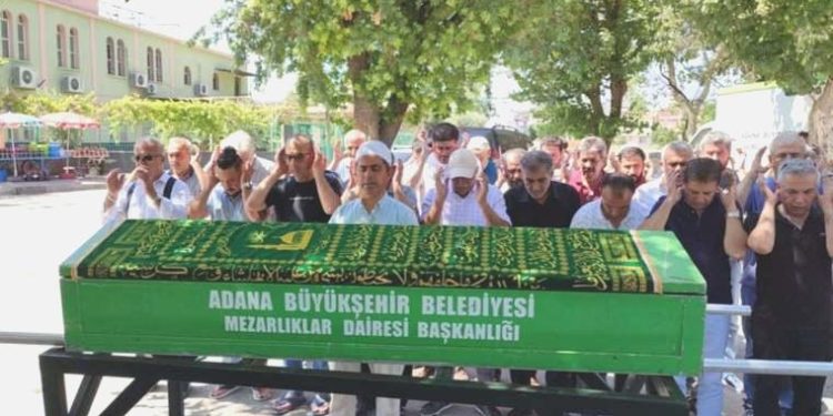 Karışan cenaze mezardan çıkartılıp yine defnedildi