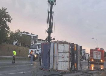 Karşı şeride geçen kamyon devrildi: 1 kişi hayatını kaybetti, 1 kişi yaralandı!