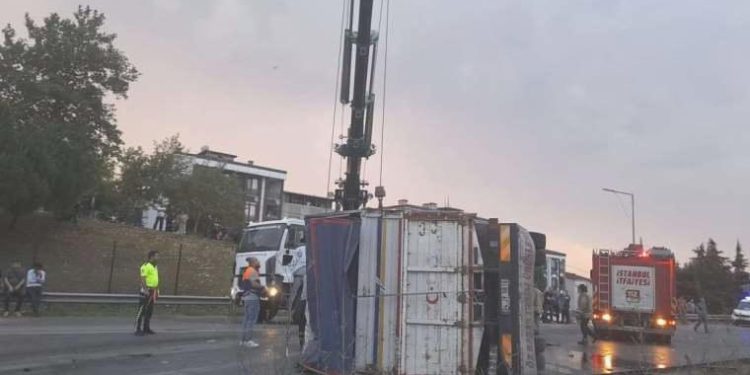 Karşı şeride geçen kamyon devrildi: 1 kişi hayatını kaybetti, 1 kişi yaralandı!