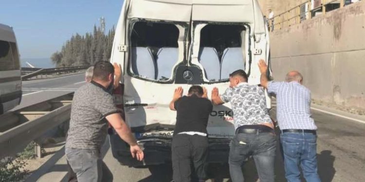 Kocaeli’nde zincirleme kaza: Servis minibüsündeki 4 emekçi yaralandı!