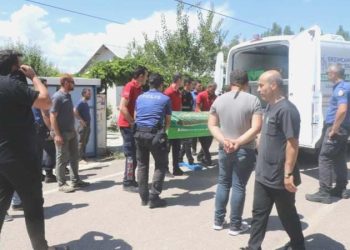 Konutunun bahçesinde başına kürekle vurularak öldürüldü