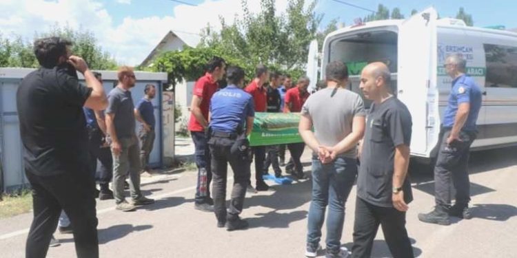 Konutunun bahçesinde başına kürekle vurularak öldürüldü