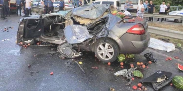 Küçükçekmece D-100 Karayolu’nda fecî kaza: Ölenler var!