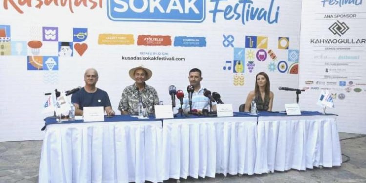 Kuşadası’nda “Hayat sokakta”